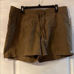 Columbia Women’s Hiking Outdoor Olive color Shorts, Size XL